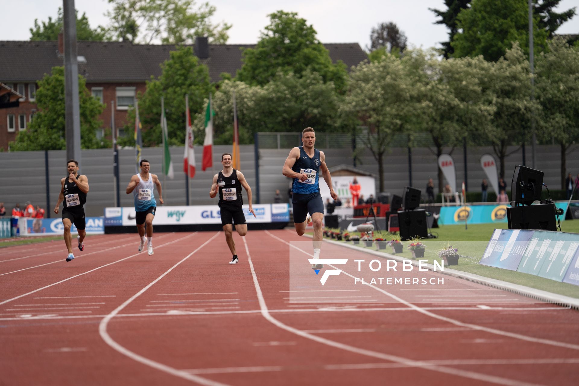 Nico Beckers (LAV Bayer Uerdingen/Dormagen) vor Luca Dieckmann (SSV Ulm 1846) auf der Zielgeraden beim 400mLauf am 07.05.2022 beim Stadtwerke Ratingen Mehrkampf-Meeting 2022 in Ratingen